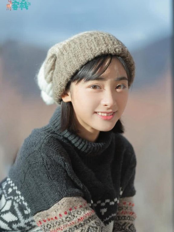 《亲爱的客栈》晒出沈月林间漫步写真照 粉丝：忽然感觉初恋了