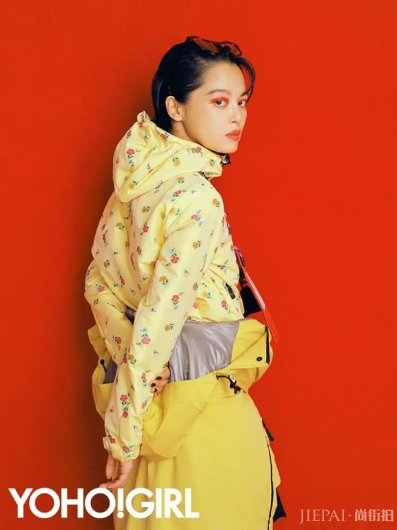 辛芷蕾的手机壳上,大写着“老子会火”。