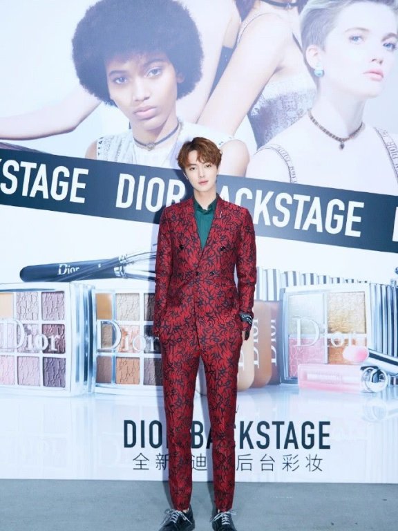 官鸿靠颜值HOLD住红配绿,微微一笑温暖整个世界