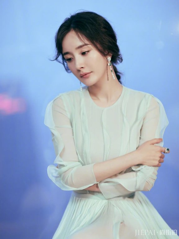 杨幂穿淡绿连衣裙扮次少女风,发型凌乱也很美