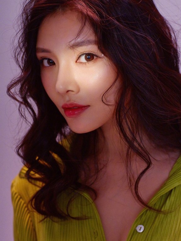 徐冬冬留长发更惊艳，因一款波浪长卷发气质十足，太美了