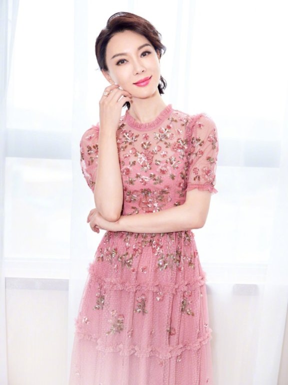 陈数终于剪对了发型!剪短发年轻20岁,穿连衣裙美成少女