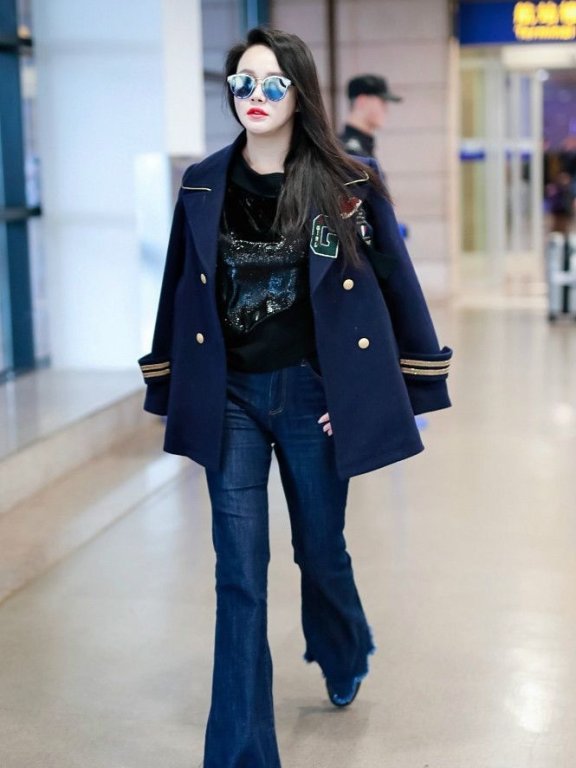 拳王娇妻冉莹颖机场街拍 走路气场十足