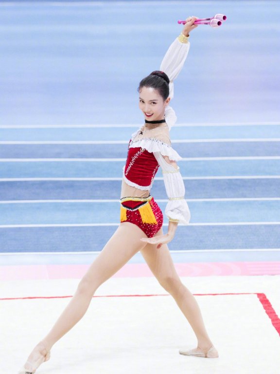 金晨重操旧业晒体操美照 挑战高难度动作