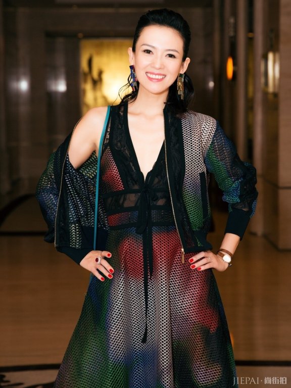 39岁章子怡身穿一袭白色长裙优雅精致,未修图也相当惊艳,美呆了