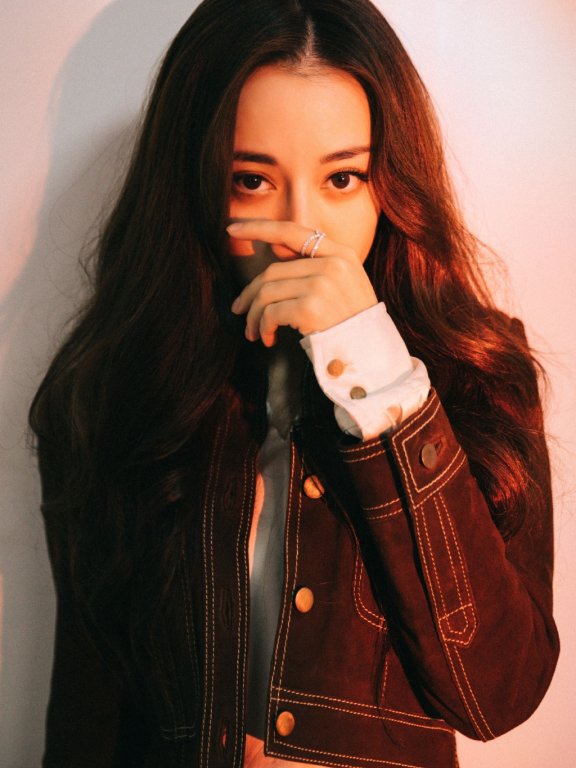 迪丽热巴临时换装穿牛仔,一头乱发反而更有女神范