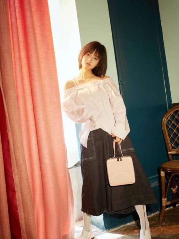 沈月穿着白色蓬蓬裙,戴着耳朵帽,睁着小鹿眼,萌到你想抱回家