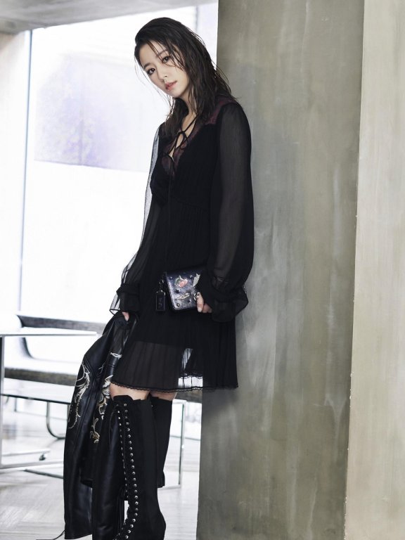 林心如曝光最新造型 熟女变身机车酷女郎