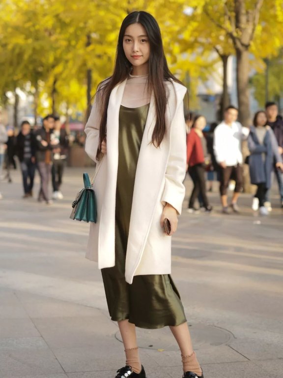 【滚叔街拍】今起街拍换上金色的背景,与你们的奶油色冬衣超配的哦!