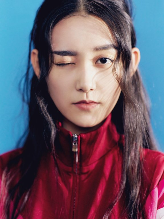 蒋依依全新时尚大片释出 灵动少女演绎多变魅力