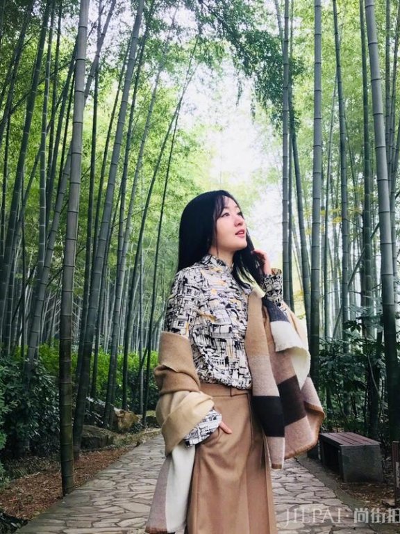 杨钰莹衬衫搭配贝雷帽时髦减龄,像个18岁少女