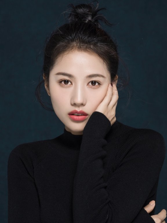 董琦优雅写真 开启文艺式优雅路线