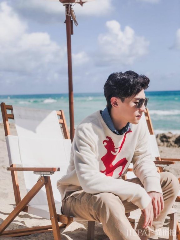 邓伦儒雅，张一山痞气，看两人穿搭各有千秋！