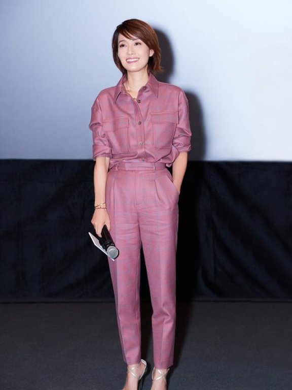 马伊琍又穿格纹装,这次搭配清新,美得低调