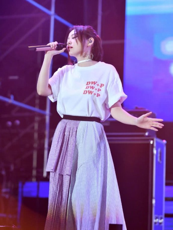 张靓颖演唱会T恤配拼接长裙,秒变18岁