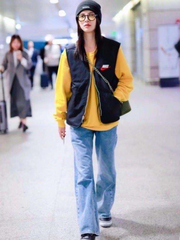 钟楚曦时尚穿搭似“快递员”, 这样的快递员小姐姐应该来一打!