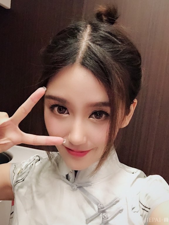 IG夺冠,Rita兑现泳装承诺,跟旗袍装相比,真是清纯可爱啊!