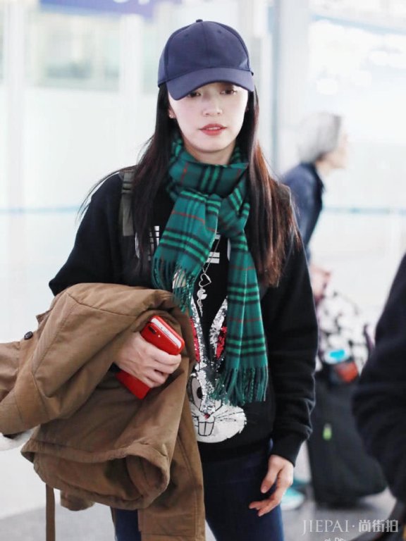 姚晨与老公现身机场，一条喇叭裤显瘦又显高