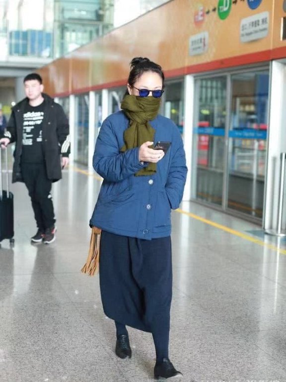 周迅机场街拍 这回将围巾换个系法,越来越更时髦!