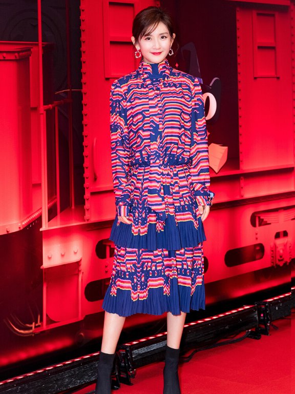 谢娜瘦回颜值巅峰期？连换两套造型气质典雅，回眸一笑太甜了！