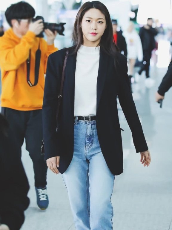 金雪炫这一款“牛奶袜”,时髦显腿长!