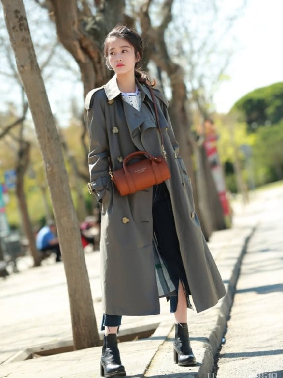 张雪迎路边街拍，大风衣穿出时尚气息