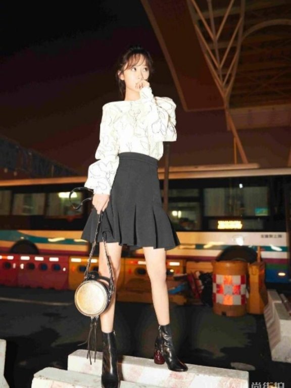 杨紫小短裙秀竹竿腿更惊艳,复古造型真美!