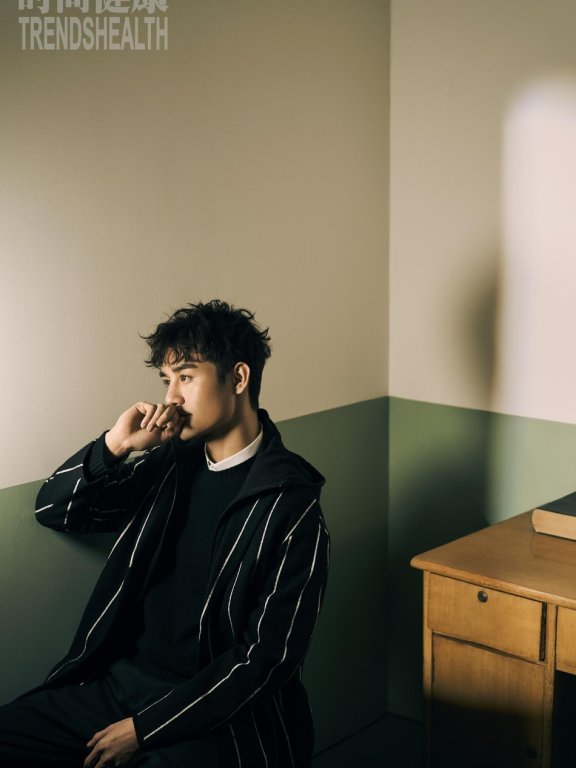 王凯封面大片曝光 毛衣配衬衣复古摩登