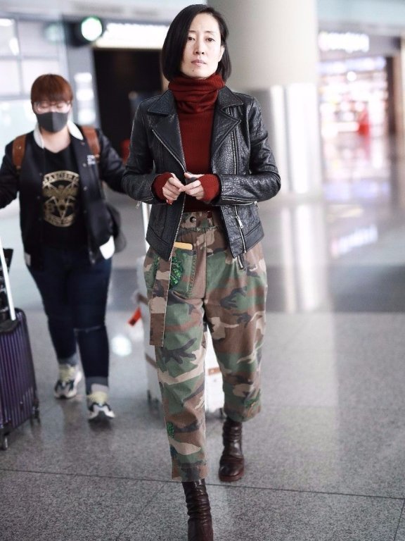 刘敏涛虽长了一张“大姐脸”，但在机场不画眉不抹唇，从不装嫩！