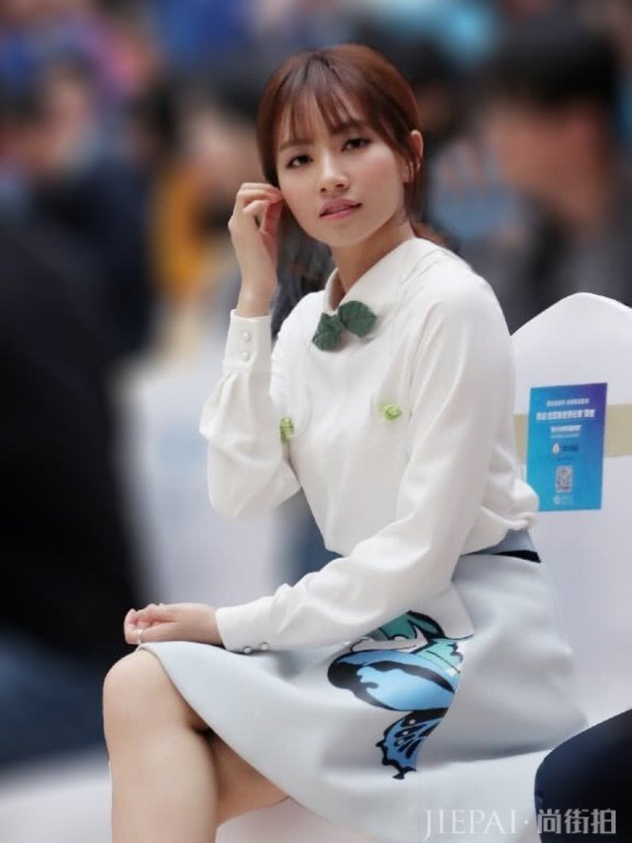 刘惜君这是要上天啊，把“樟脑丸”串起来当腰带，变身含香公主！