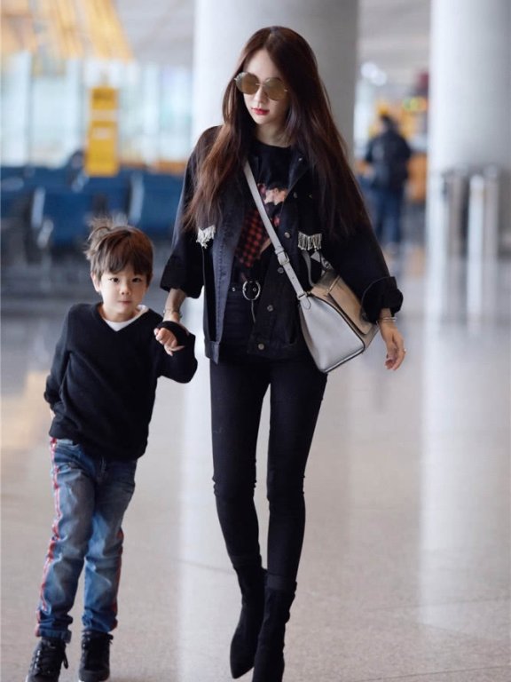 霍思燕携嗯哼走机场,穿破洞裤有“小心机”,简直潮范又保暖