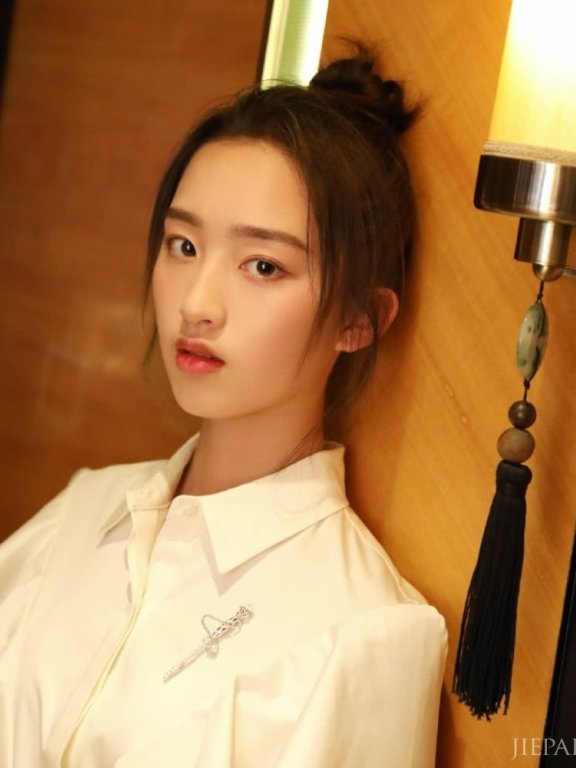 13岁搭档王俊凯、周迅为她作配，这个00后小花背景有多深？