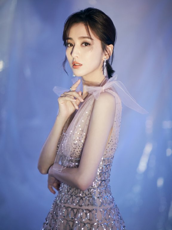 佟丽娅穿深V礼裙小秀事业线，身材竟如此惊艳