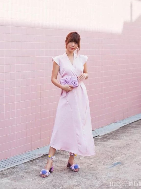 眼睛小皮肤黑长相一般，却是新加坡的头号时尚博主