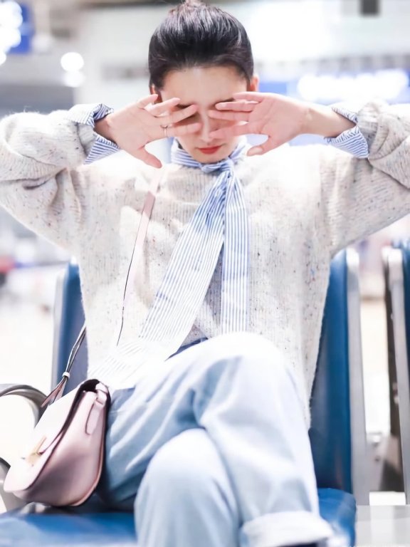 李沁乖宝宝“蓝色气球袜”裹脚踝!