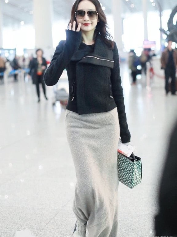 王鸥上半身穿得像御姐，下半身我看愣了，这不是烤火的毛毯吗？