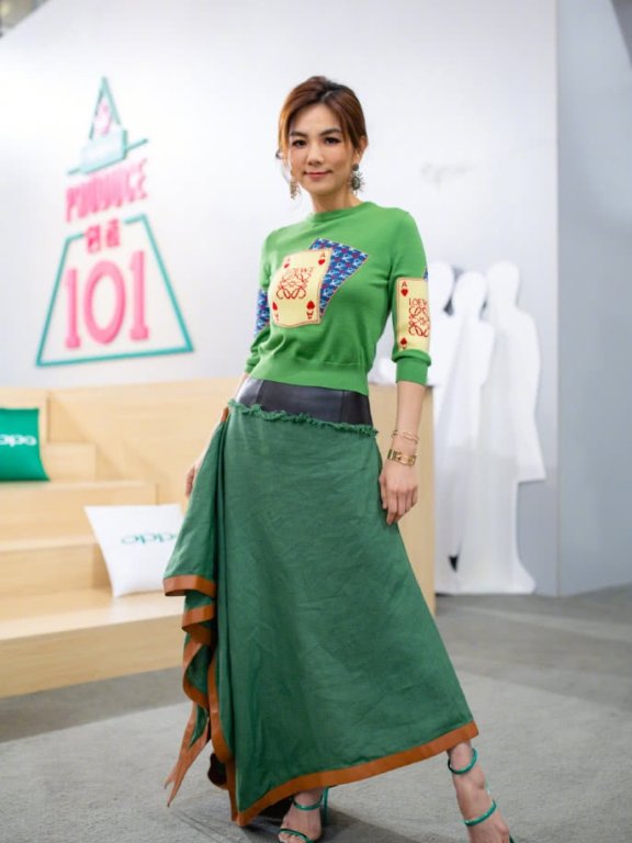 陈嘉桦真会穿！绿色半身裙穿出复古少女感