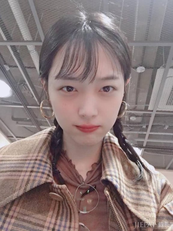 24岁崔雪莉晒美照，两套私服甜美又帅气，秒变“蜜桃女孩”