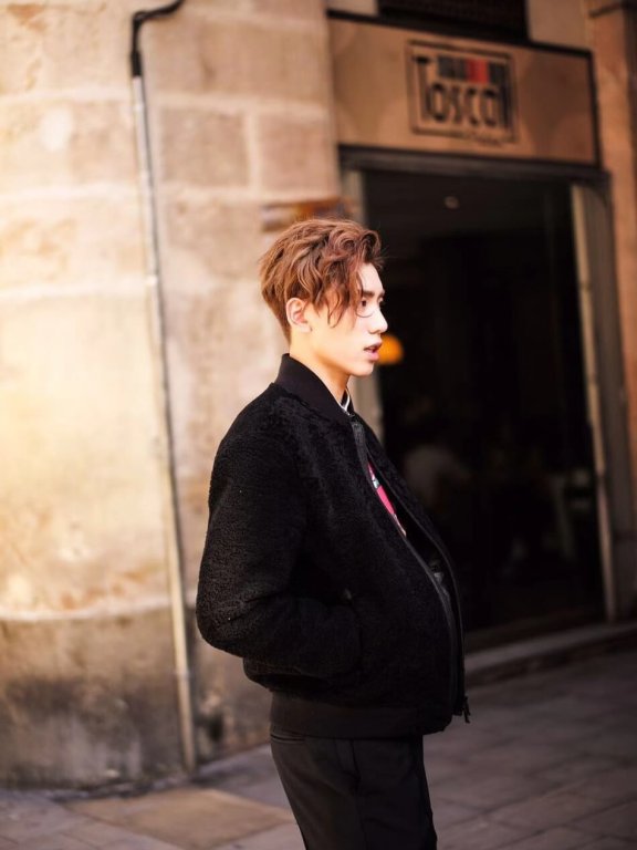 王子异最新大片曝光 飞行夹克配花衬衣演绎异国风情