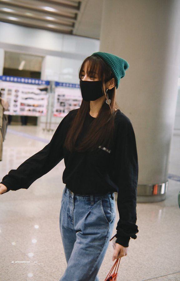 迪丽热巴剪空气刘海秒变软萌妹子,就算是戴绿帽子配红包包也不丑