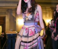 杨幂穿“桃花裙”惊艳亮相,32岁颜值回春!