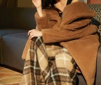 吴谨言把“弹簧裤”剪开一个口，不仅不冷还很时髦！