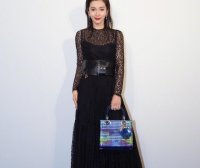 DIOR酒会王子文穿印花裙清新可人,李冰冰拎限量版手袋展气场依旧