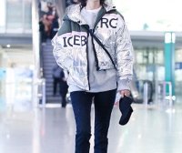 佟丽娅和杨紫机场街拍 同穿金属银羽绒服,各有各的STYLE