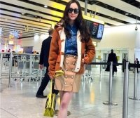 杨幂穿亮片装渔网短裙很有范,搭配高跟鞋更时尚