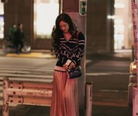 杨幂东京街拍,示范早春穿搭,优雅又迷人,女神范十足!