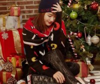 戚薇“圣诞装”和圣诞树有得比