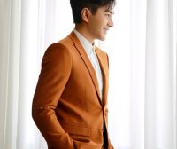 刘恺威身穿黄色西服高级又霸气