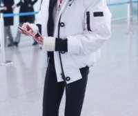 李溪芮穿2件羽绒服?看腿却还是熟悉的腿精!