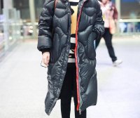 杨紫穿应援羽绒服走机场,内搭卫衣换个色显白太多,实力宠粉